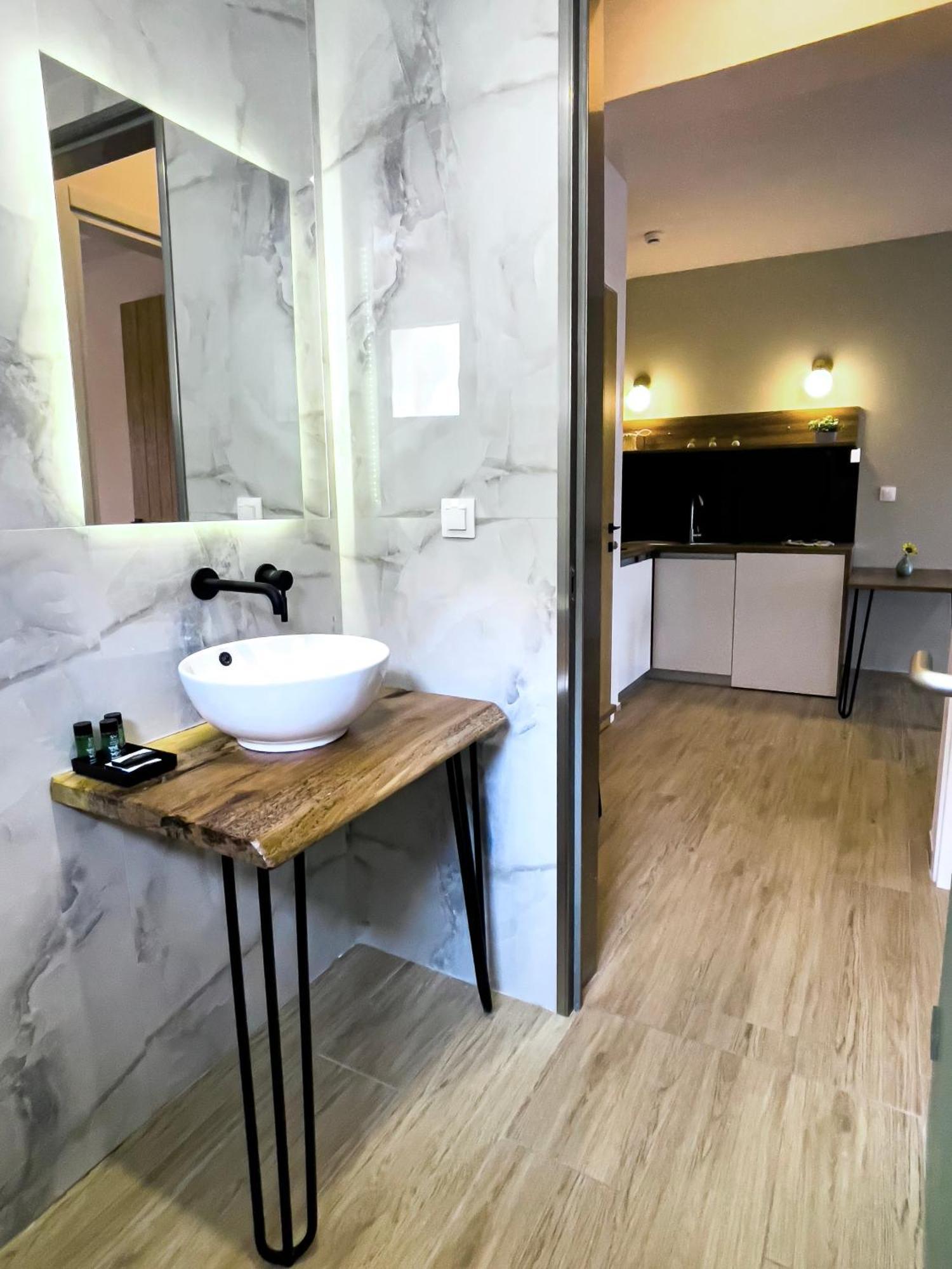 Athonite All Seasons Luxury Suites 伊里斯斯 外观 照片