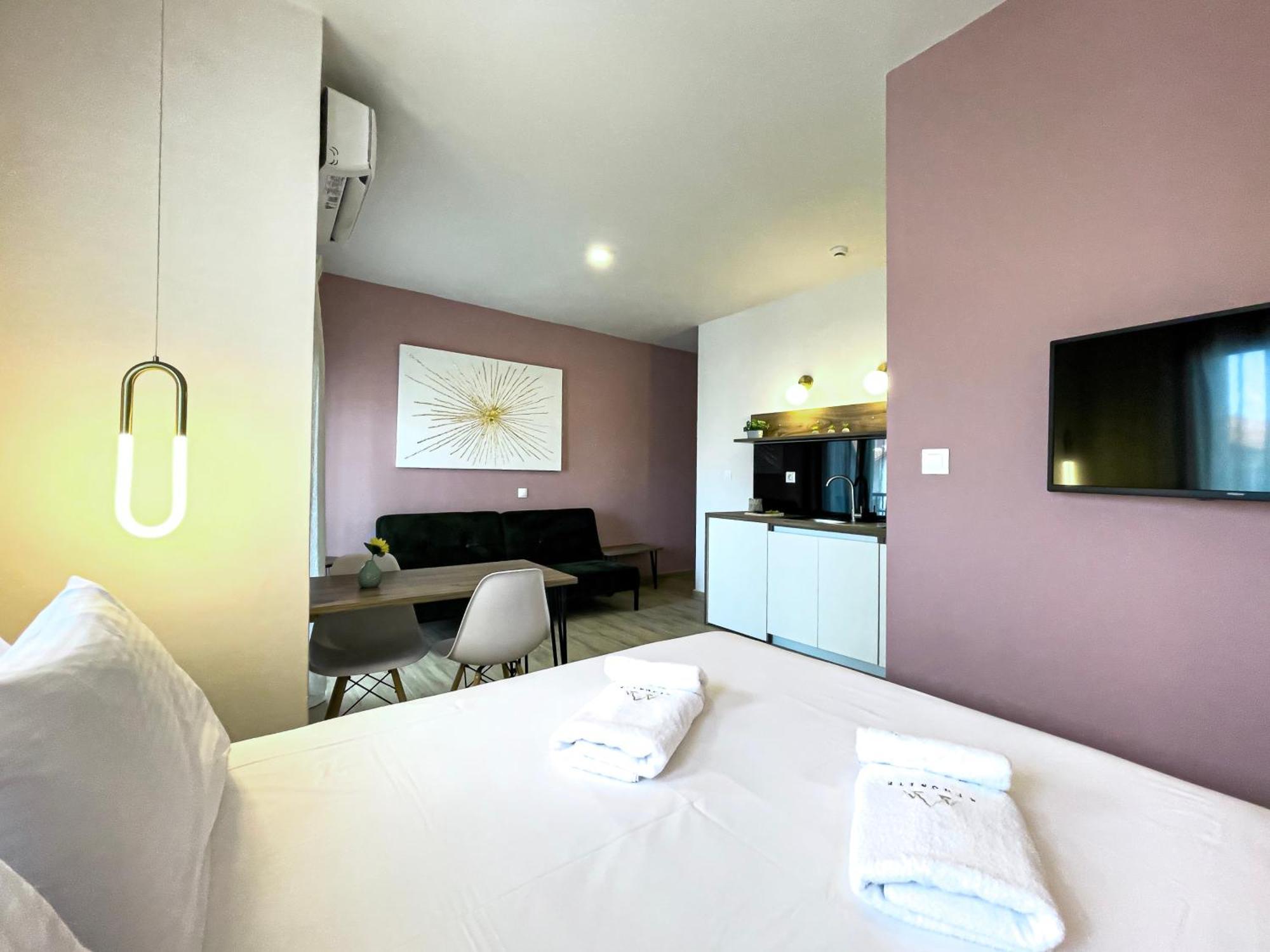 Athonite All Seasons Luxury Suites 伊里斯斯 外观 照片